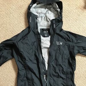 Women’s mountain hardwear raincoat.